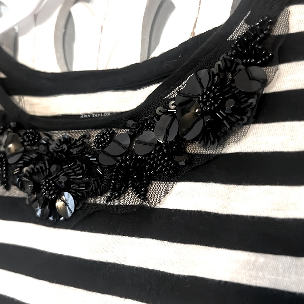 ⚫️⚪️ Ann Taylor Loft Detailed Neckline Top